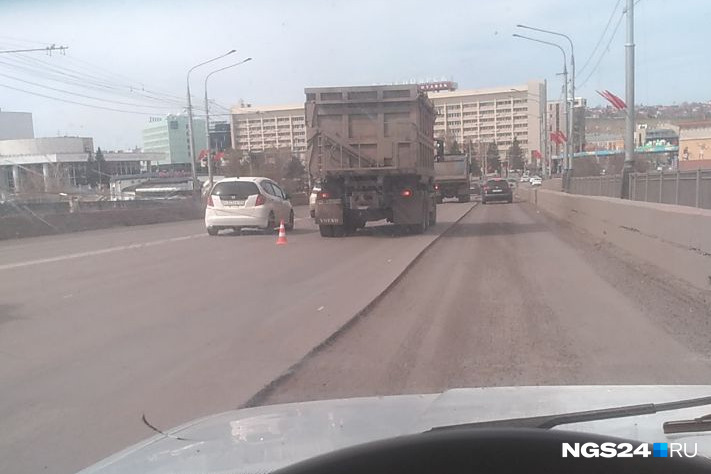 Часть дорожного покрытия на мосту сняли Часть дорожного покрытия на мосту сняли
