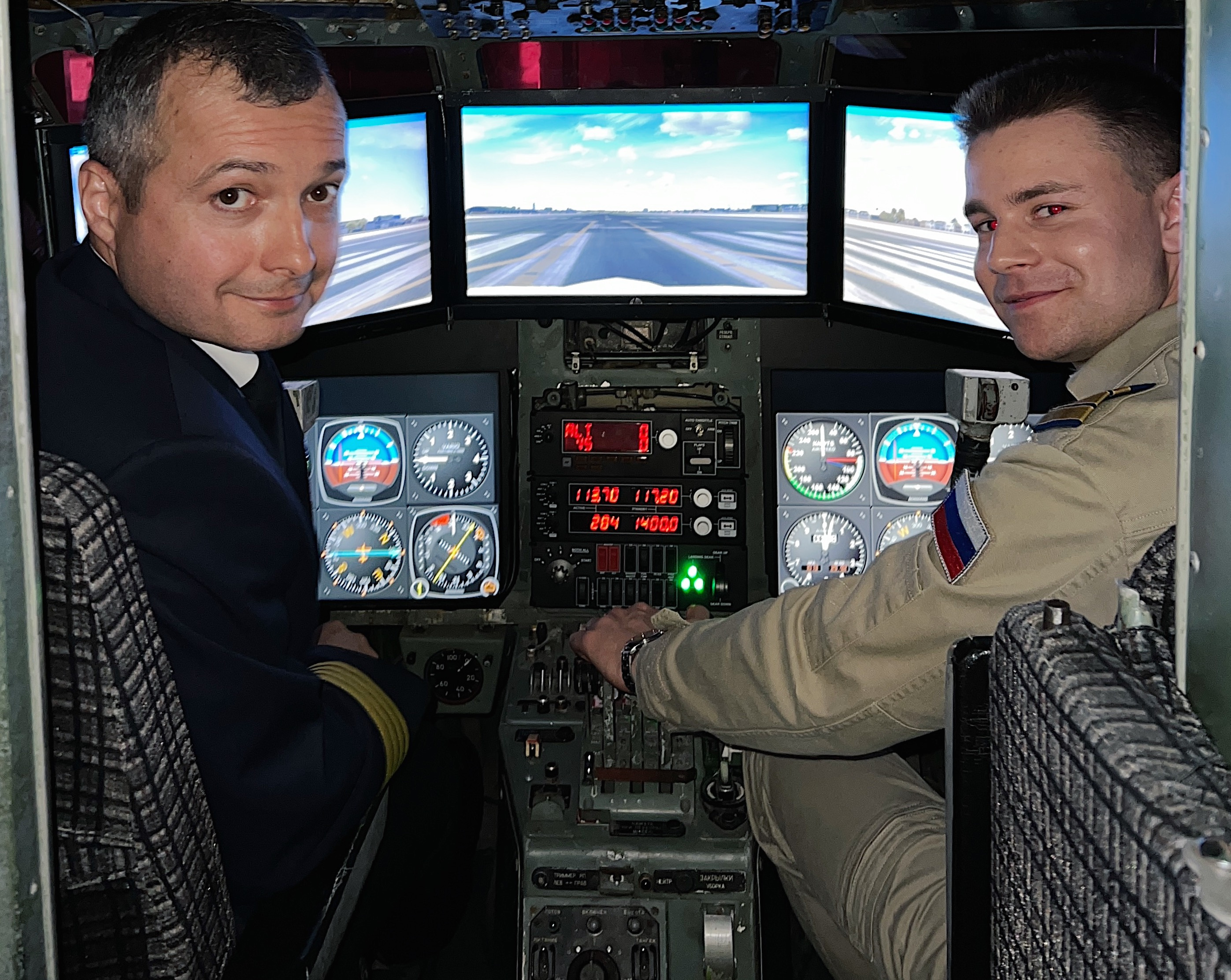 Тренировки в кабине настоящего лайнера. Два пилота основали в Екатеринбурге авиашколу для детей