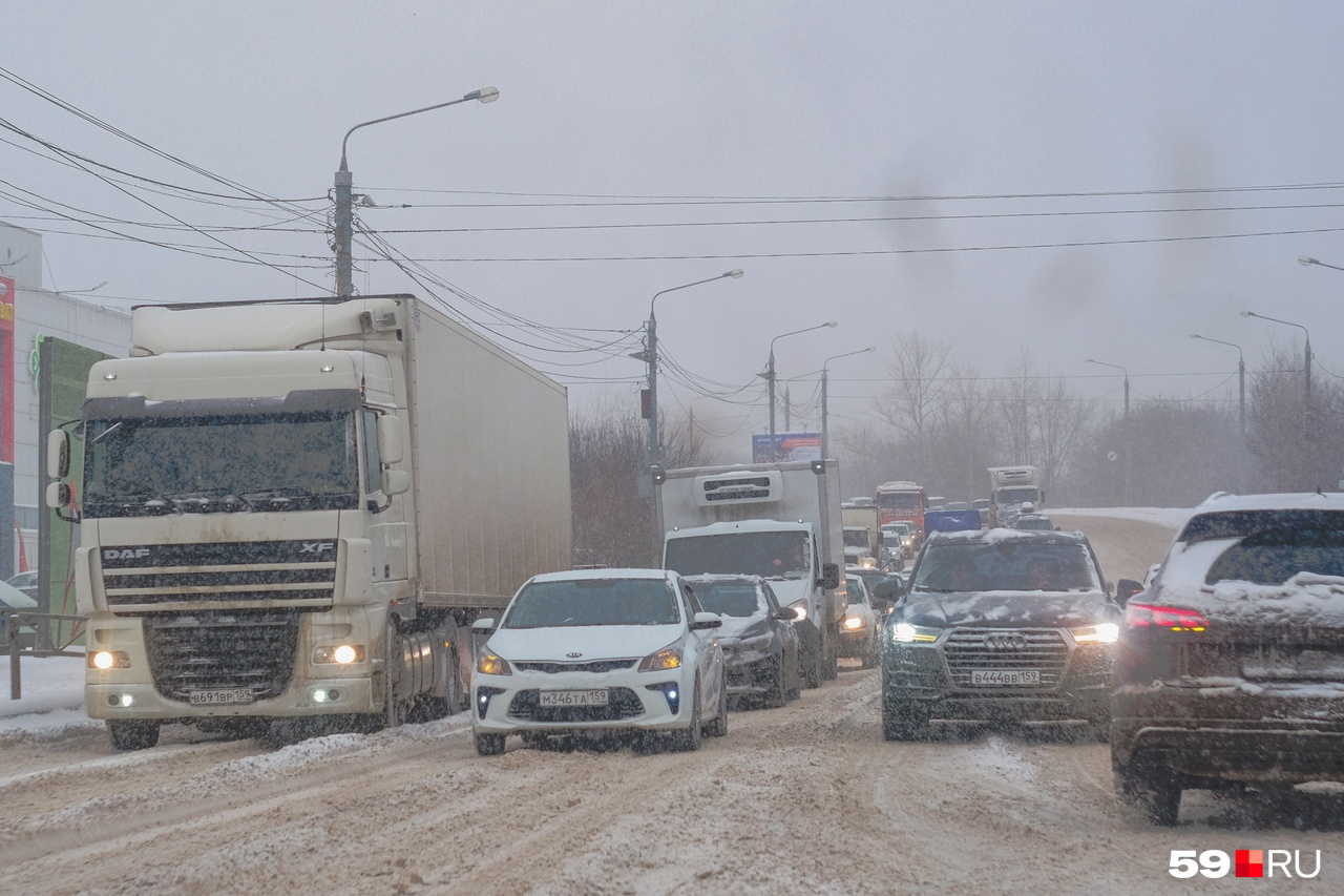 Водители «крадутся» по снегу Водители «крадутся» по снегу