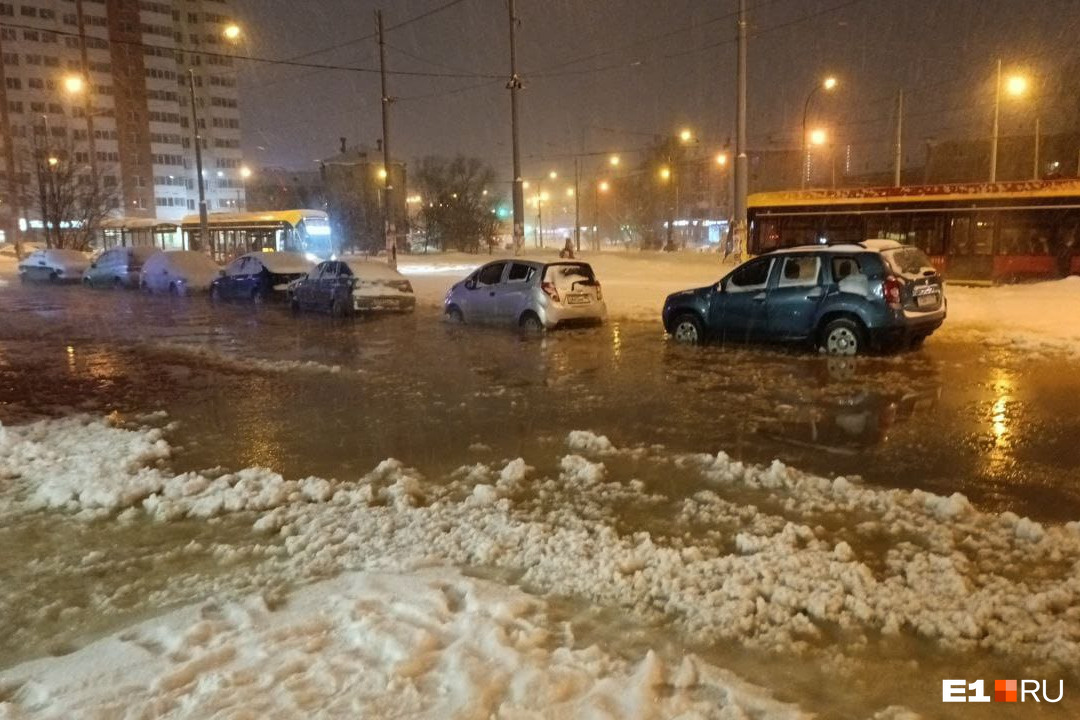 Мощный коммунальный потоп парализовал движение трамваев в Верхнюю Пышму: фото