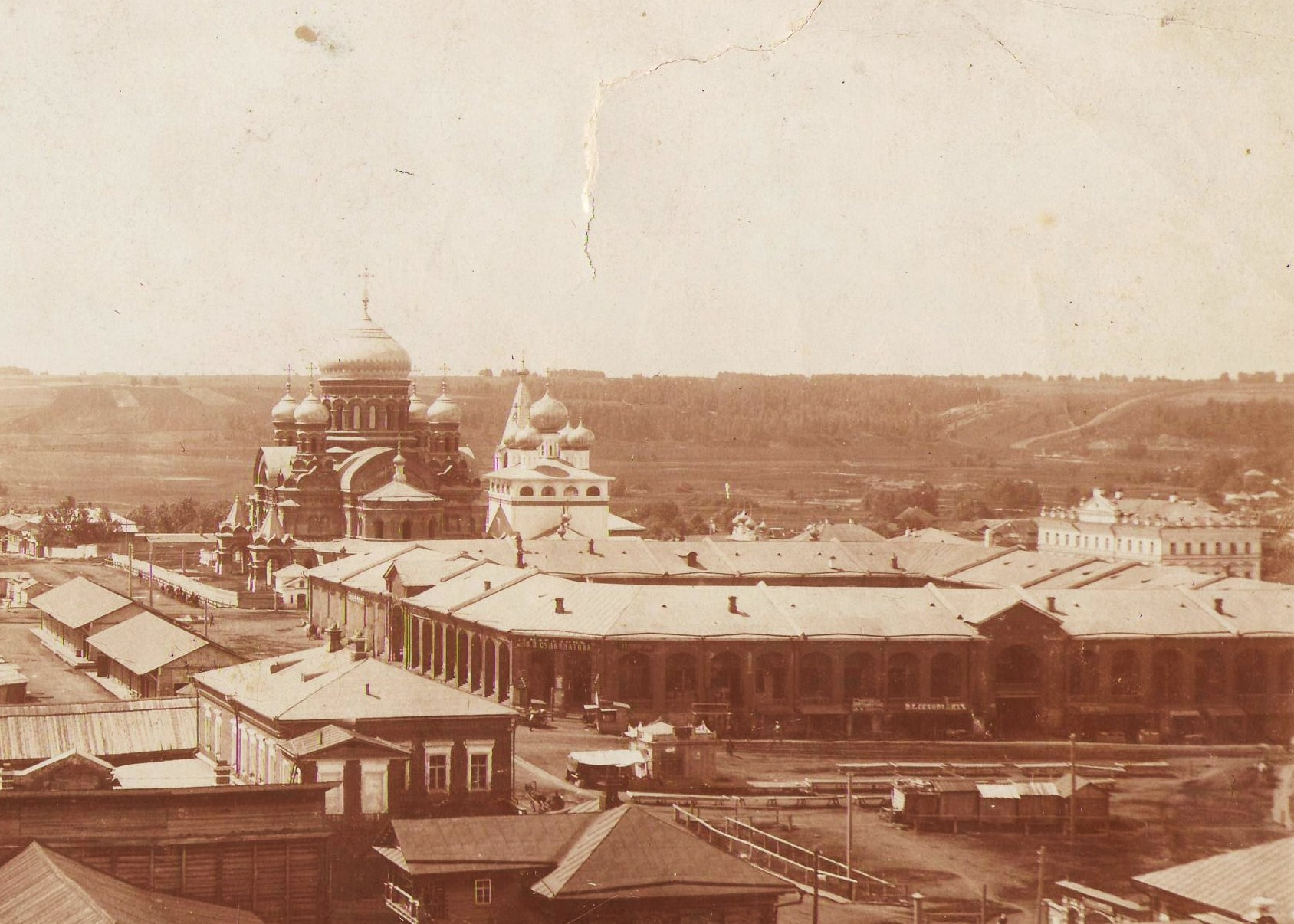 Посмотрите, как выглядела Соборная площадь в Кунгуре еще в начале XX века. Собор снесли в 1930-е годы, остается надеяться, что здание Гостиного двора сохранится на долгие годы