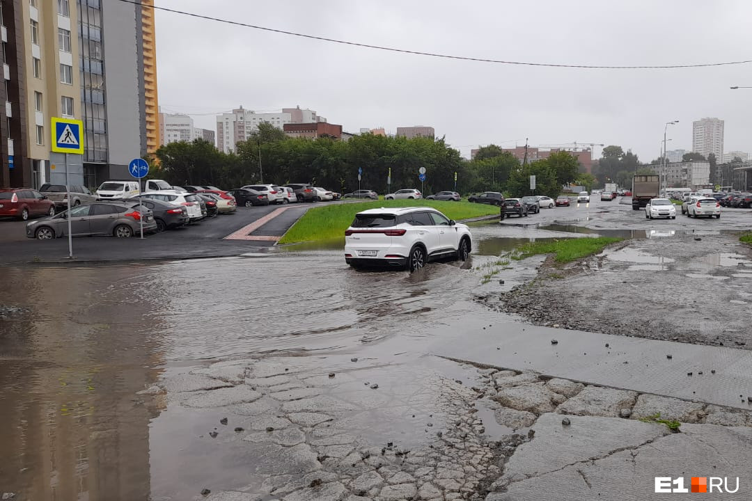 В Екатеринбурге жители новостройки тонут в огромной луже перед домом. Чиновники заверили — все нормально