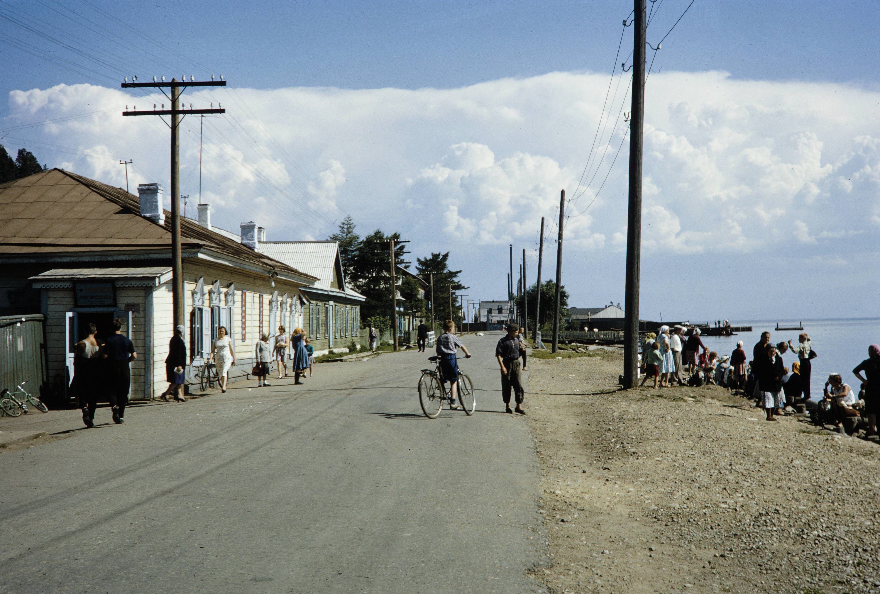 У магазина на улице Горького, 1964 год У магазина на улице Горького, 1964 год