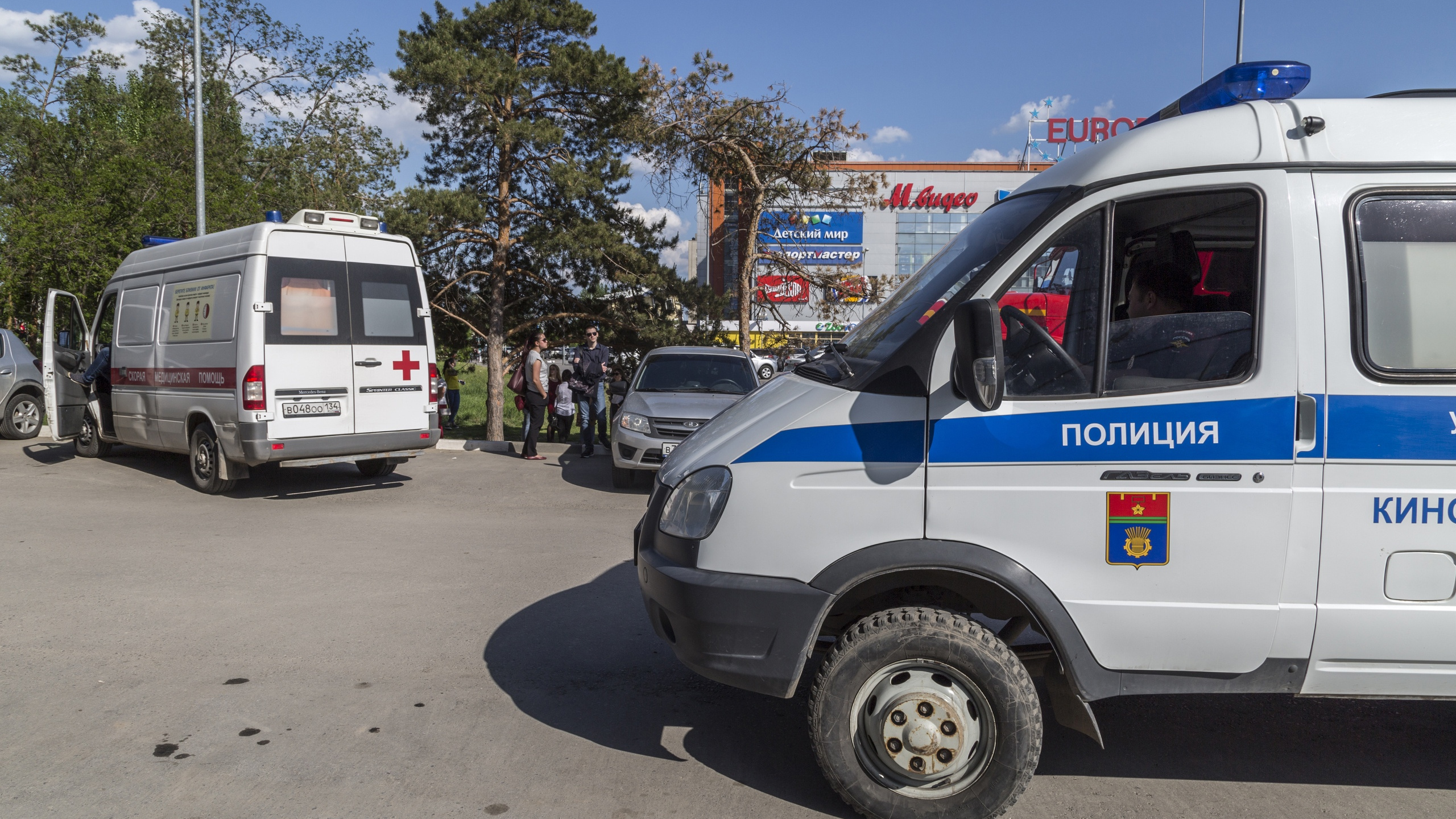 В Волгограде полиция, скорая и пожарные машины стянуты к школам: всё, что известно о тревоге