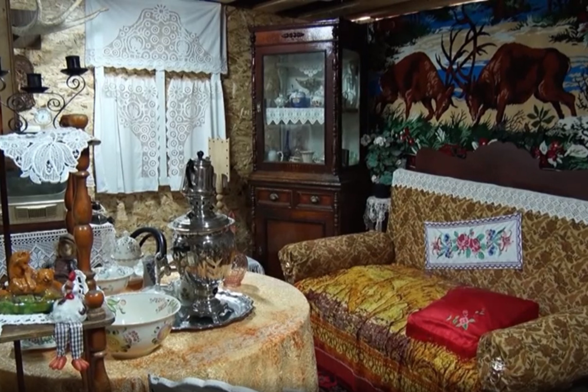 «Мы больные этим». На Урале семья открыла музей старинных вещей в собственном доме