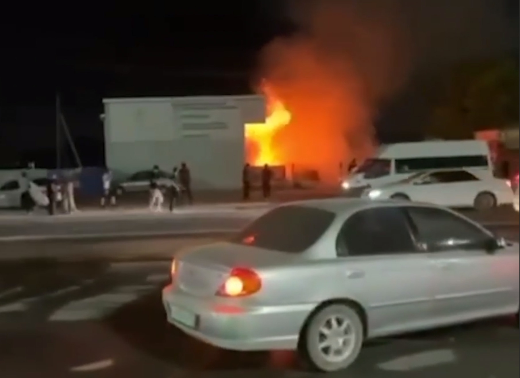 До взрыва полыхала автомастерская — там загорелся автомобиль