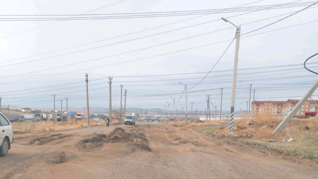 Жители поселка в Забайкалье возмутились раздавленной дорогой. Власти оперативно начали ремонт