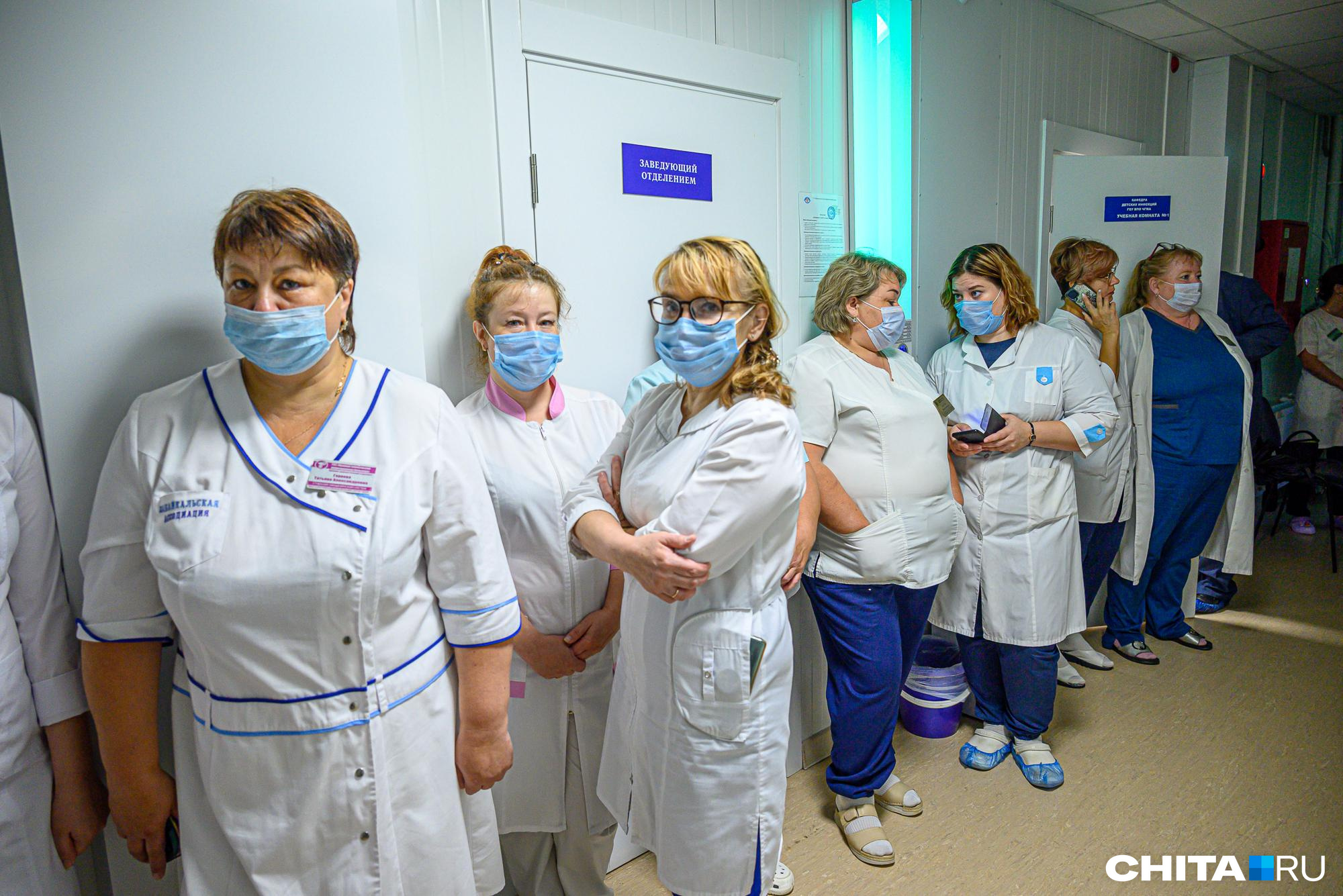 В Кузбассе за год стало меньше врачей. Зато у них выросла зарплата