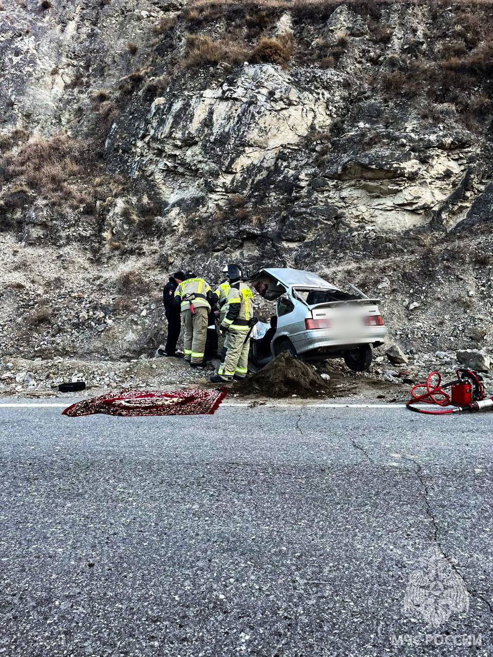 Камнепад придавил автомобиль в Дагестане. Погиб человек