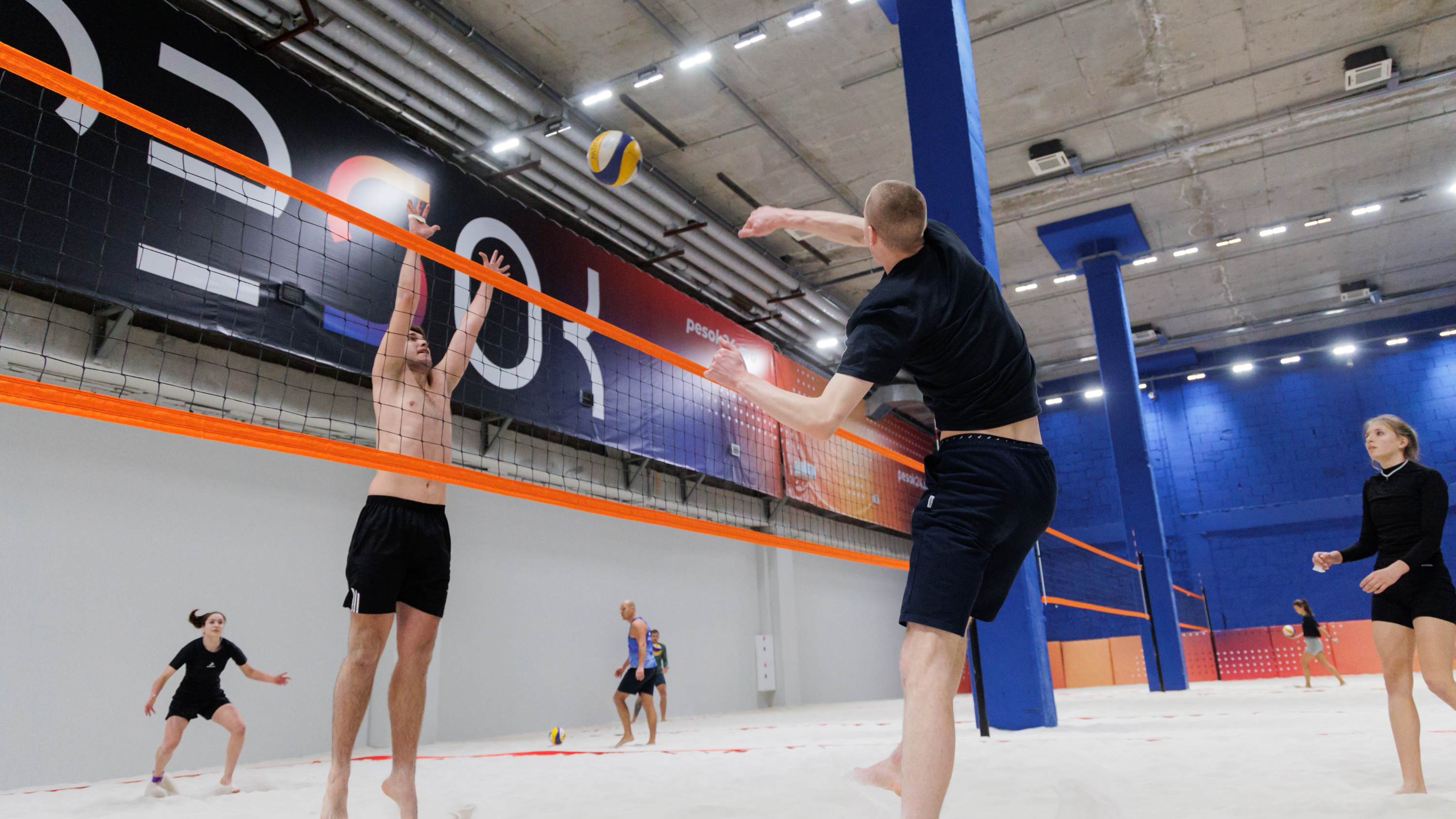 В Красноярске построили самый большой за Уралом корт для игры в пляжный волейбол. Показываем, что там находится