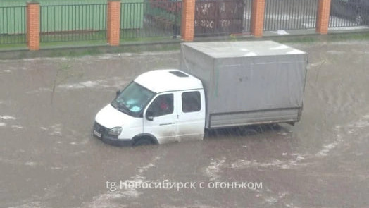 Машины плыли по дорогам Новосибирска: прокуратура проверяет ливневки после мощного дождя