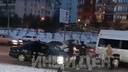 «Спецназ вылетел из фургона»: в сети появилось видео вооруженного задержания силовиками троих человек в Новосибирске