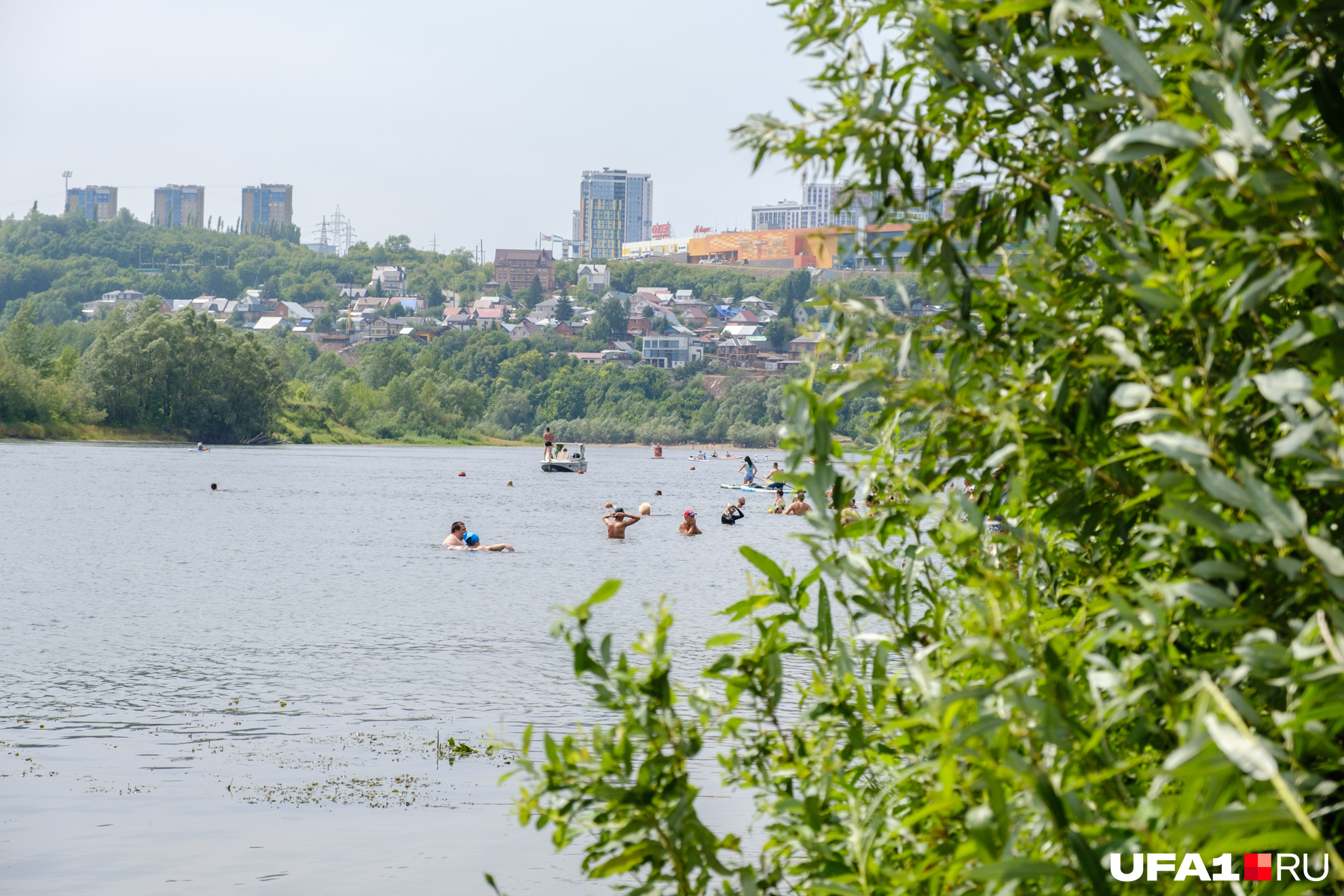 Виды на Планету — на воде заметно разграничение платного пляжа и дикого