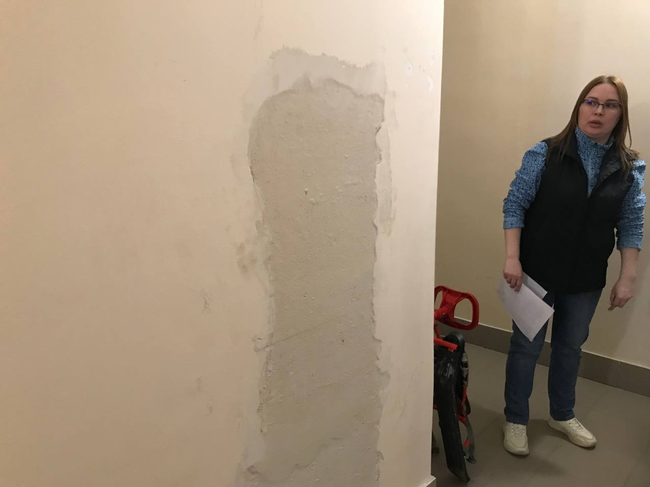 Практически все стены в подъездах имеют следы протечек. Проблему с трубами не отрицают и в УК Практически все стены в подъездах имеют следы протечек. Проблему с трубами не отрицают и в УК