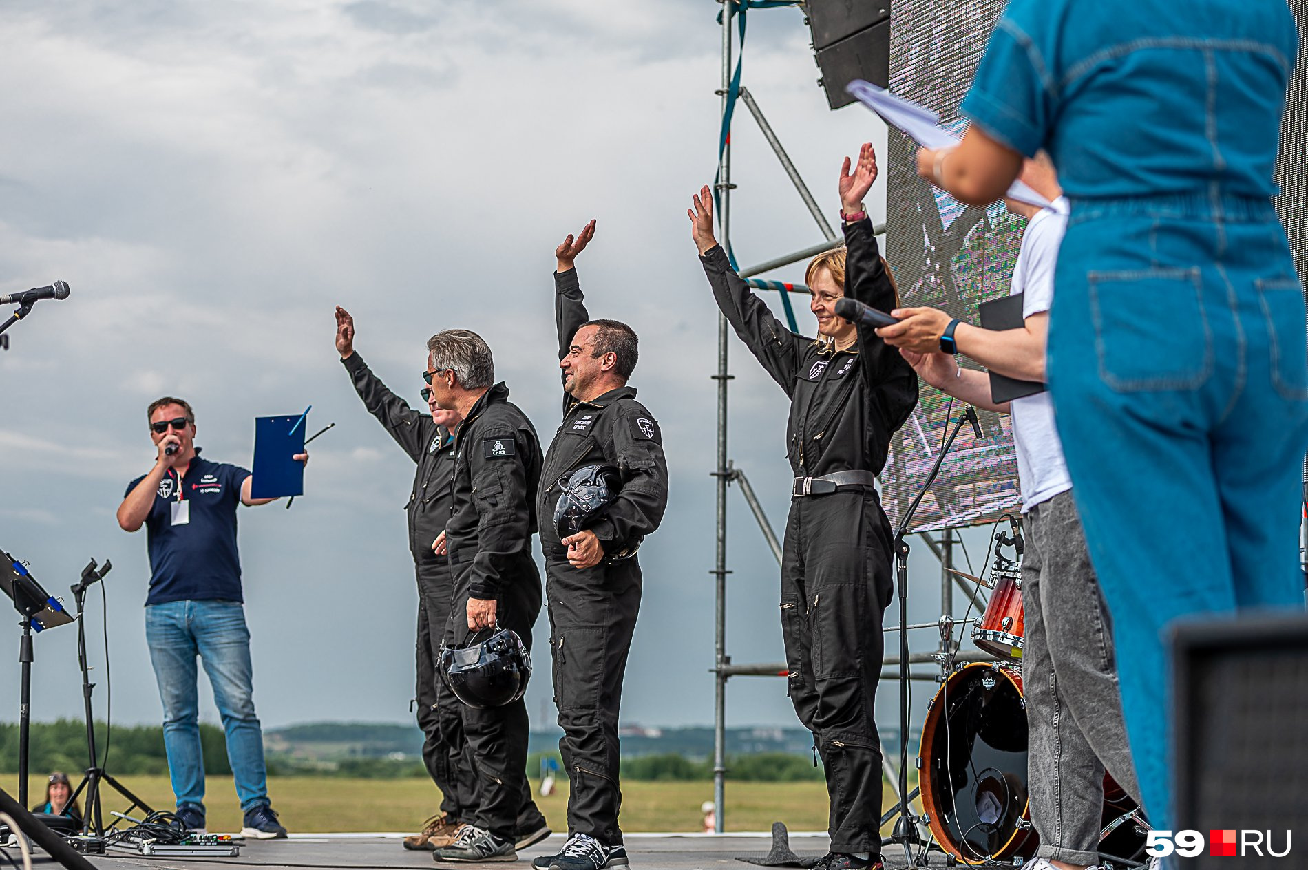 Все пилоты потом выходили к зрителям