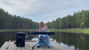 «Бросили якорь и закрепили плот»: новосибирская пианистка устроила концерт на озере — видео с выступления