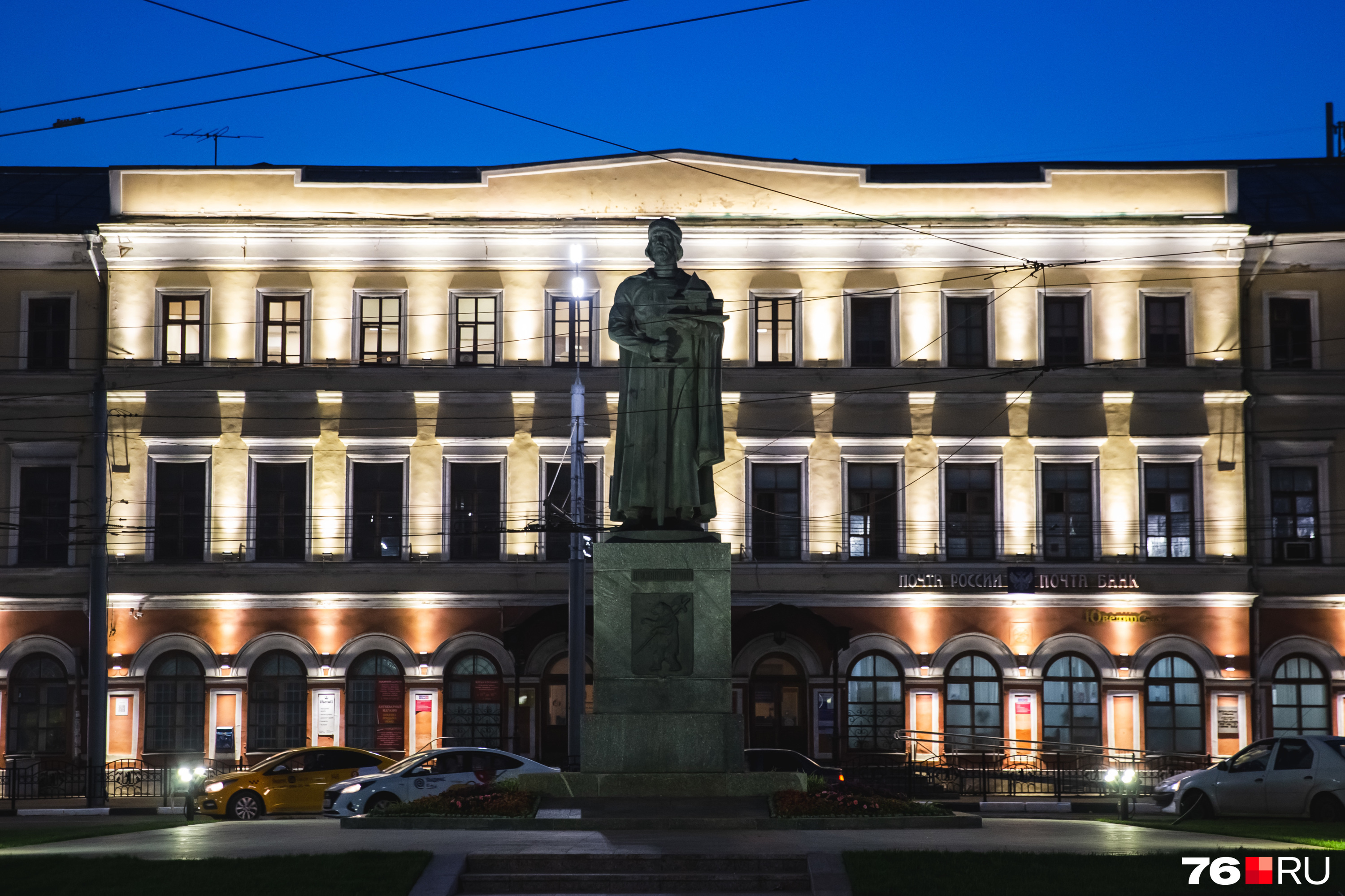 Подсветка исторического здания почтамта — идеальный фон для памятника основателю города