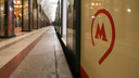 В московском метро человек упал под поезд. Рассказываем, что известно о случившемся: видео