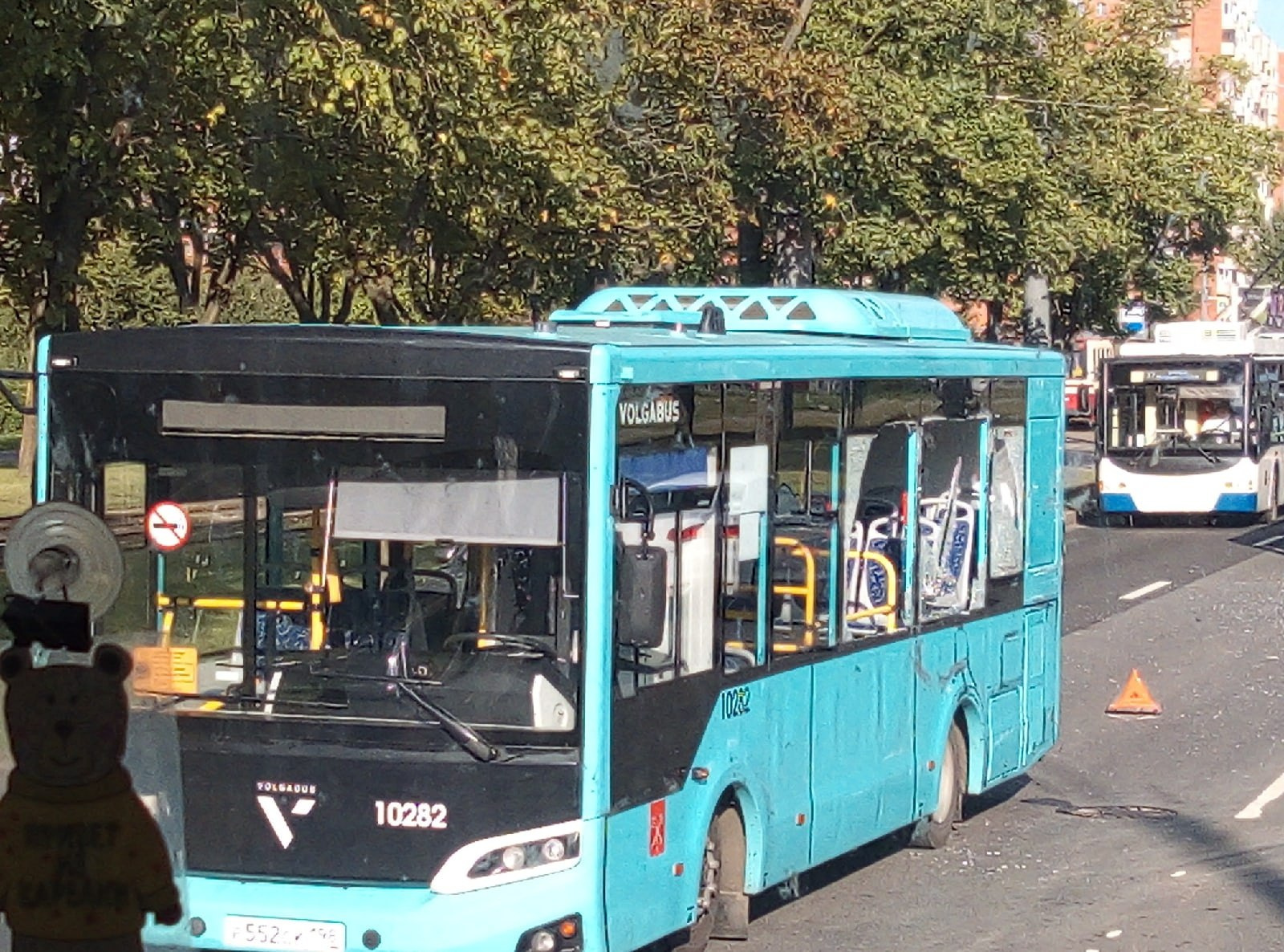 Два автобуса не поделили дорогу на проспекте Ветеранов. В итоге один остался без стекол