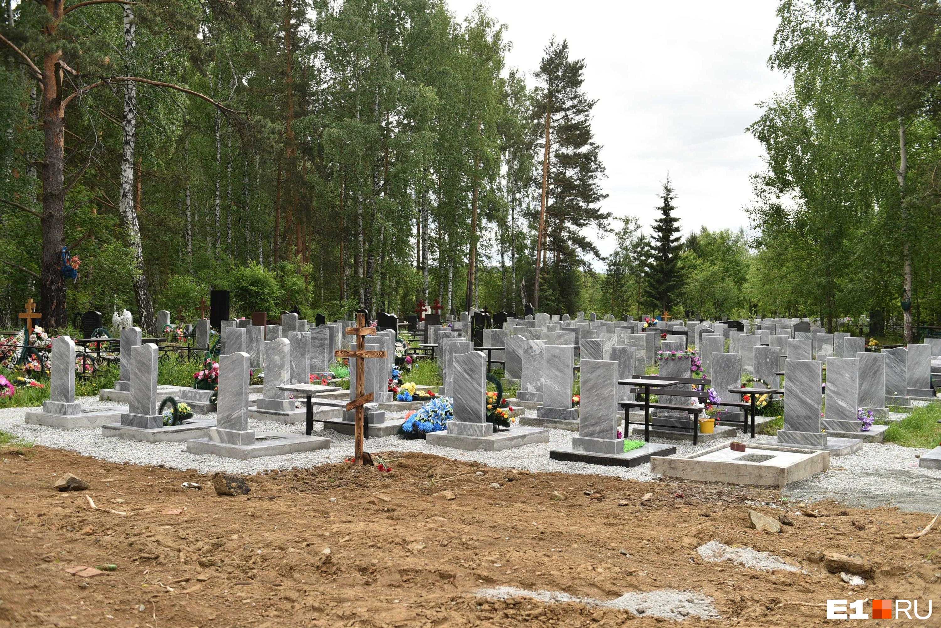 Бесплатные маршрутки на трех крупнейших кладбищах запустят в Новосибирске 3 июня