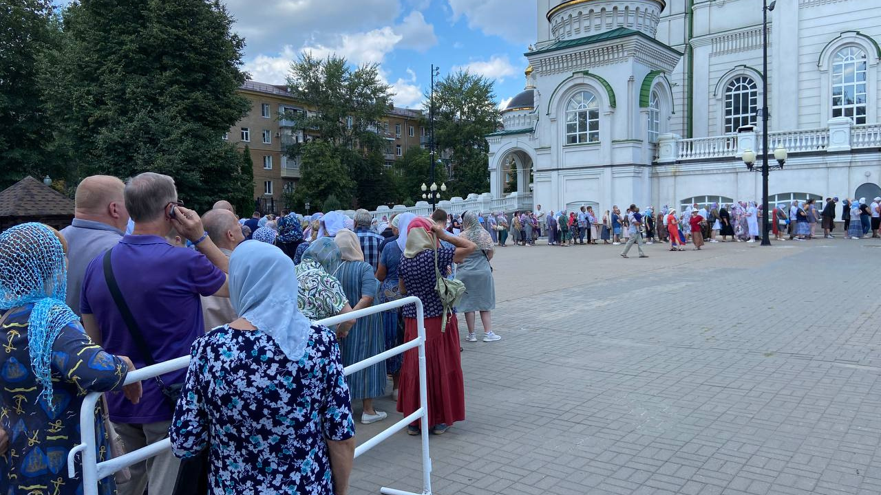 В Воронеж привезли Казанскую икону Божией Матери — к ней уже выстроилась огромная очередь