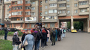 «Вы должны помучиться»: в Ярославле жители выстроились в многометровую очередь за проездными