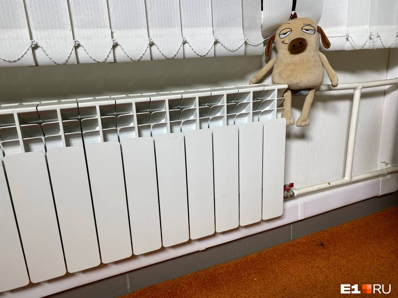 «Зимой бы так топили!»: в Екатеринбурге в 40-градусную жару в домах включили отопление