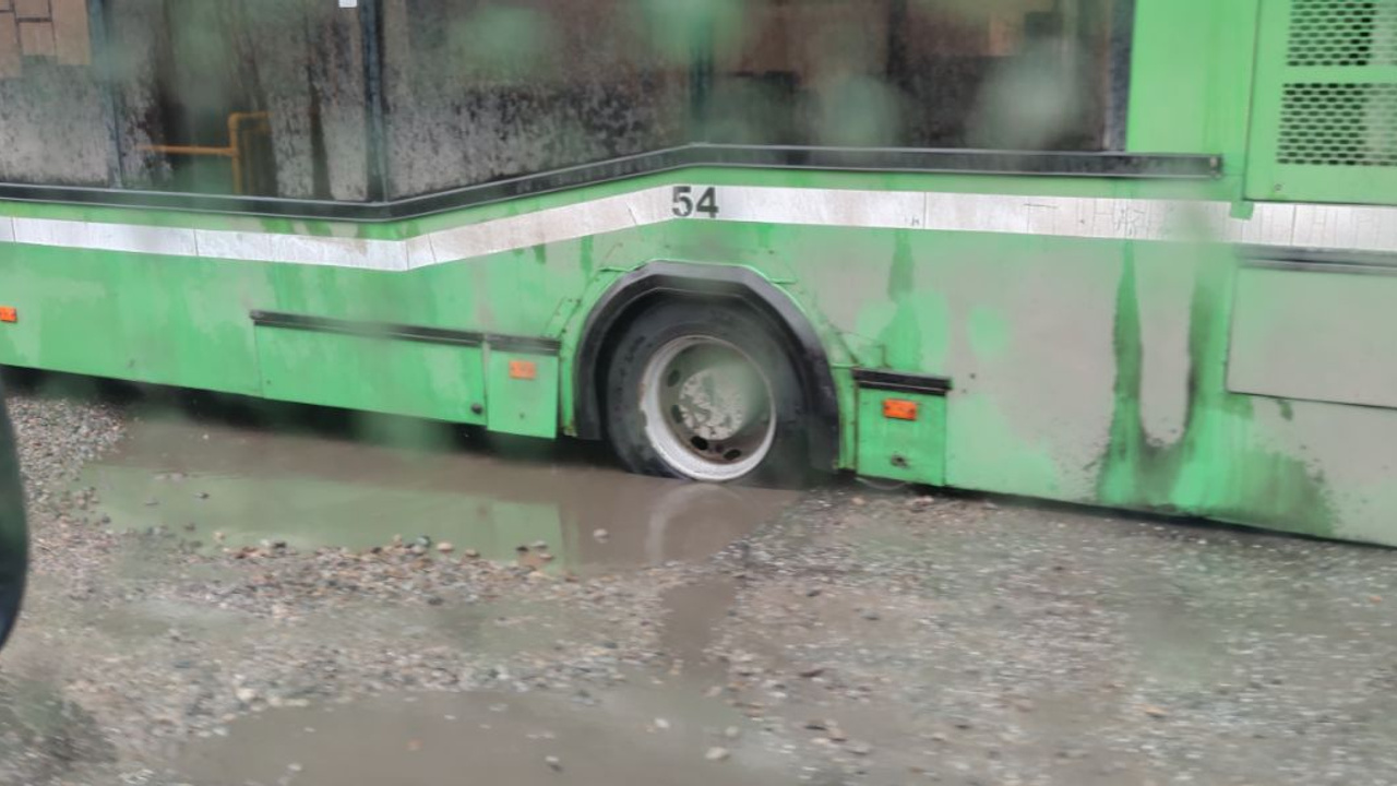 В Иркутске автобус провалился в яму и застрял на улице Чкалова. Его вытаскивали тягачом