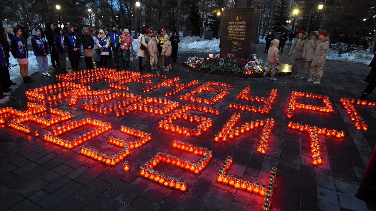 Оренбуржцы почтили память жертв теракта в подмосковном «Крокусе»