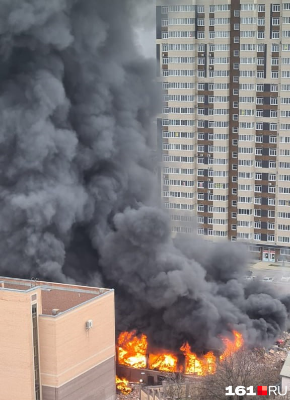 В Ростове-на-Дону горит здание пограничной службы ФСБ. Очевидцы сообщают о взрывах