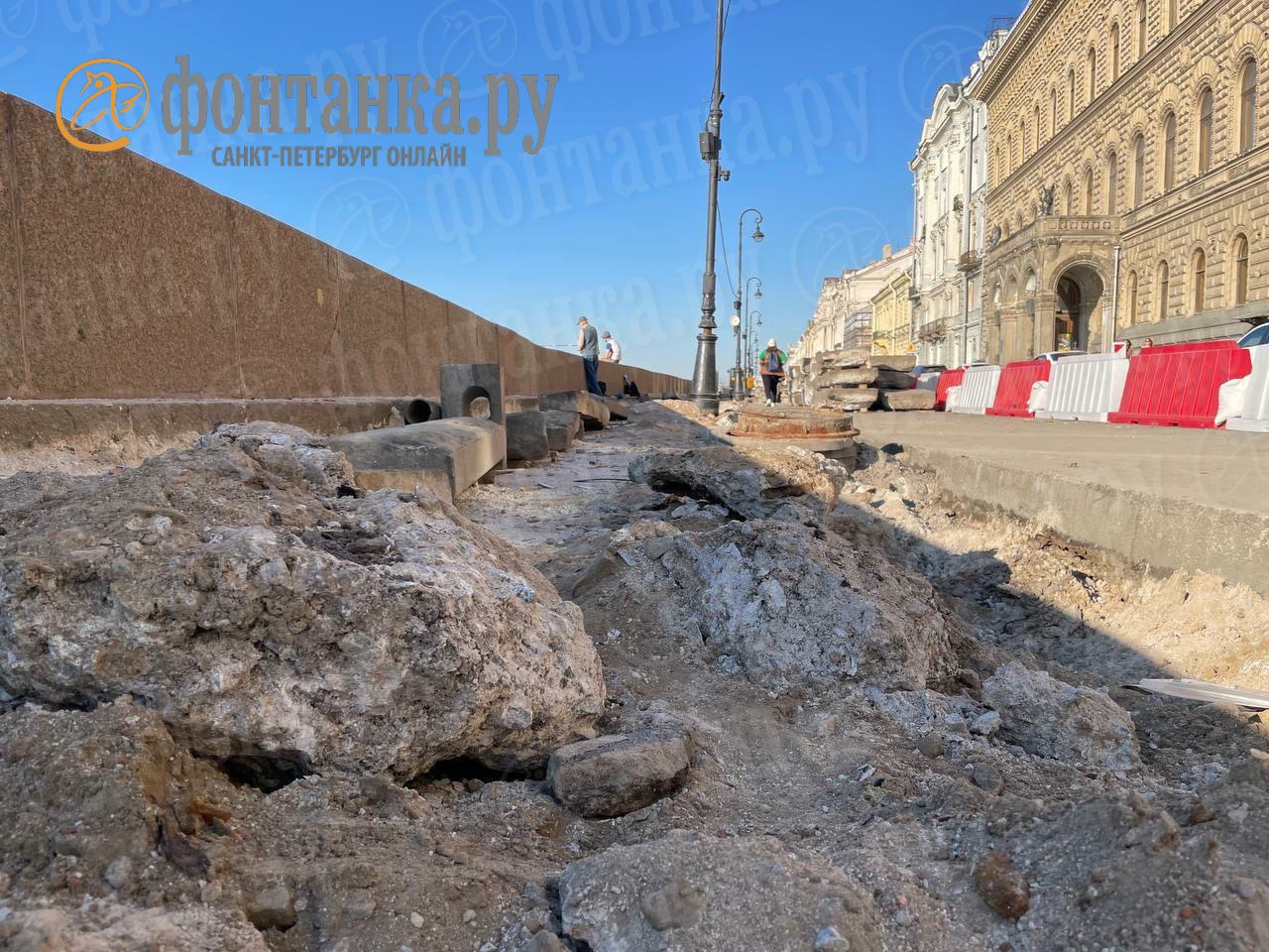 Вдоль Эрмитажа — по строительным плитам. Ремонт дороги на Дворцовой набережной пешеходов не останавливает