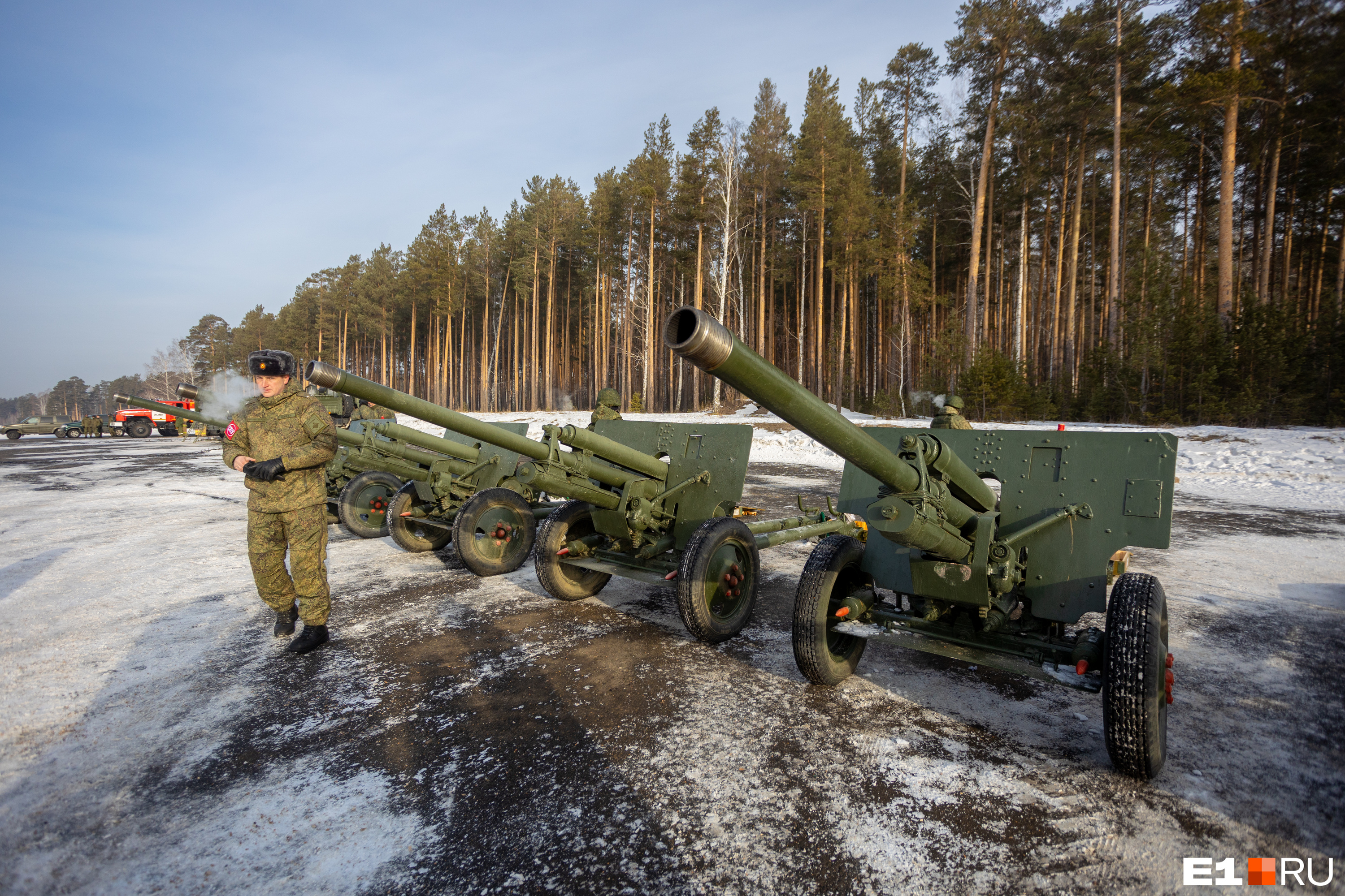 Свердловские военные показали, как работает артиллерия. Репортаж с полигона крупным планом