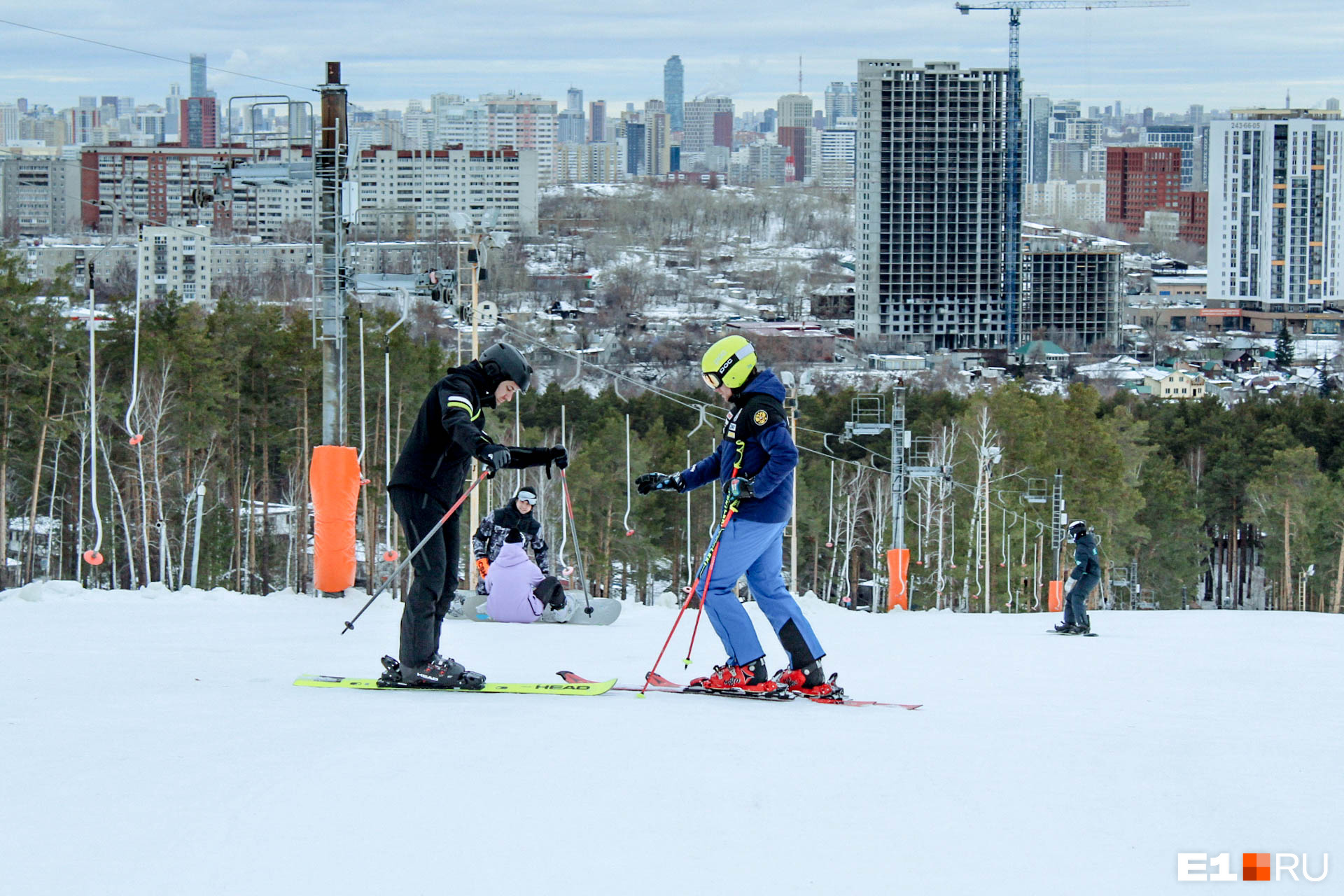 На Уктусе открыли горнолыжный сезон. Репортаж про трюки, цены и рекордное потепление