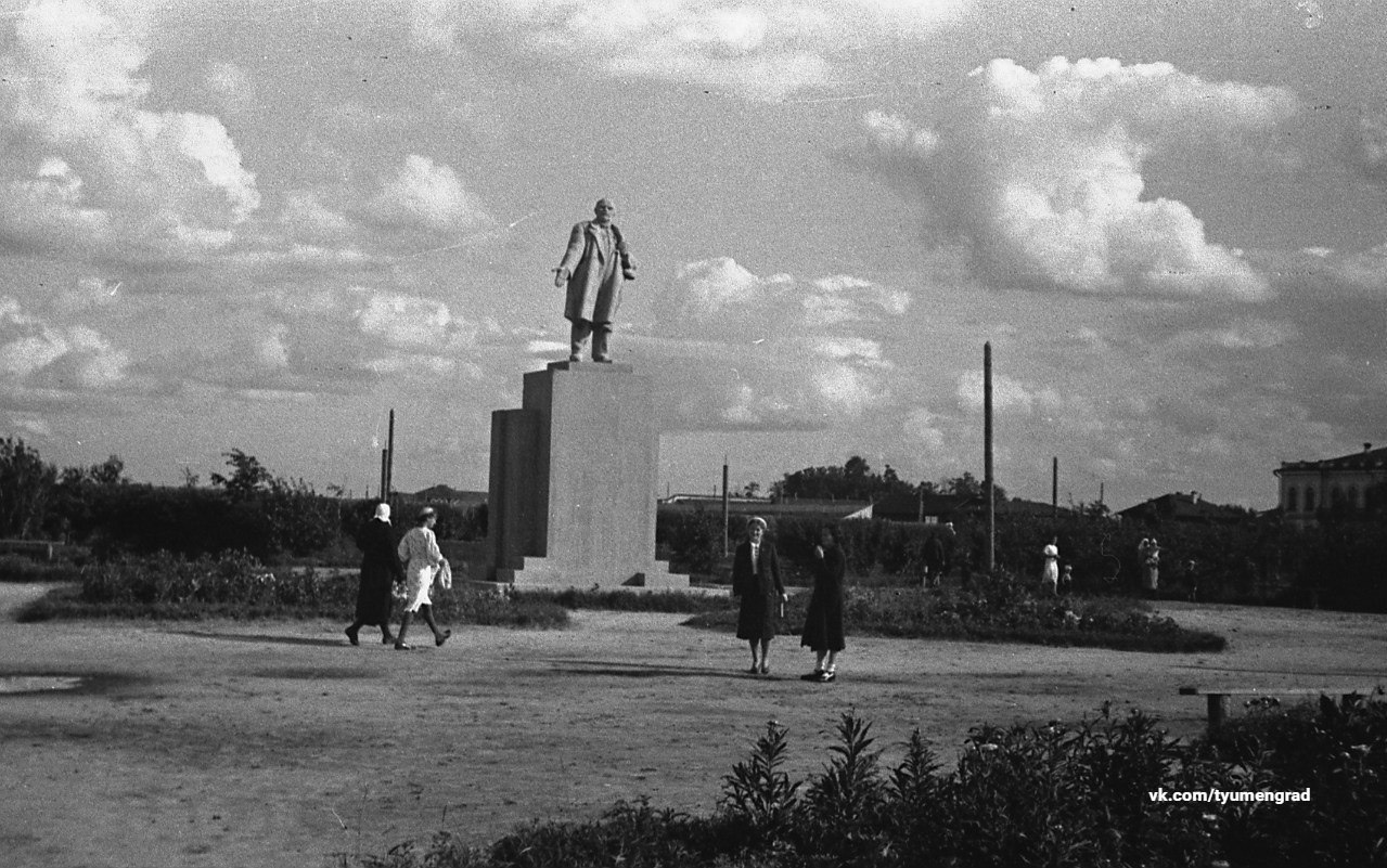 Также стоял памятник Ленину. Его после развала СССР тоже убрали. Остался только Ленин на Центральной площади