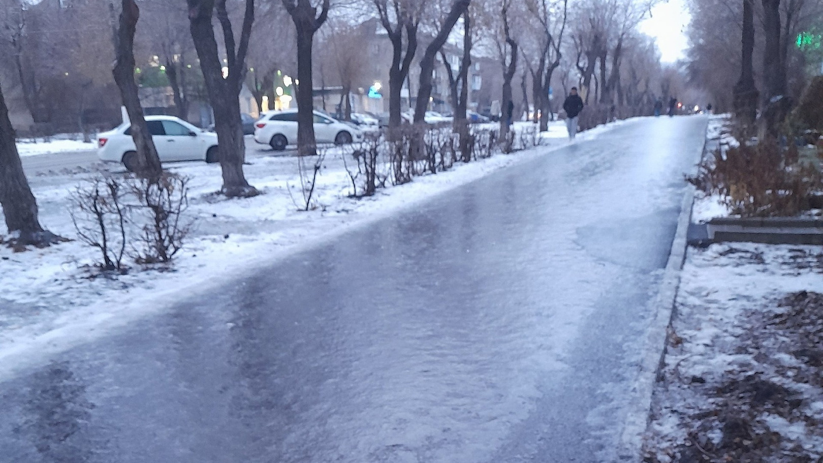 «Ледянку с собой и вперед»: после ледяного дождя улицы Магнитогорска превратились в каток