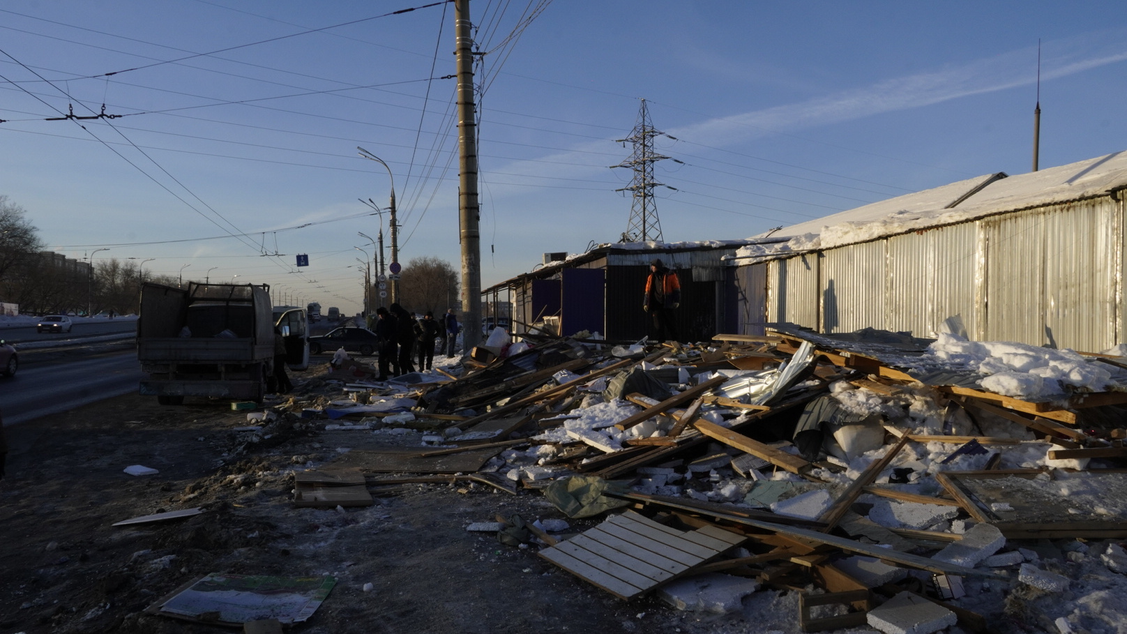 «Люди спешно покидали места»: возле Кировского рынка опять начали сносить павильоны
