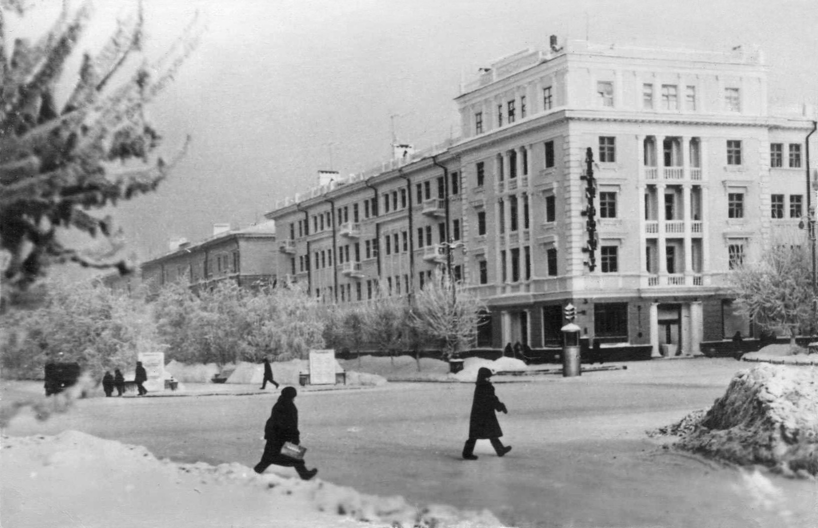 Такой была улица Кирова в далеком 1967 году. Вид с открытки, отпечатанной в типографии г. Березовского