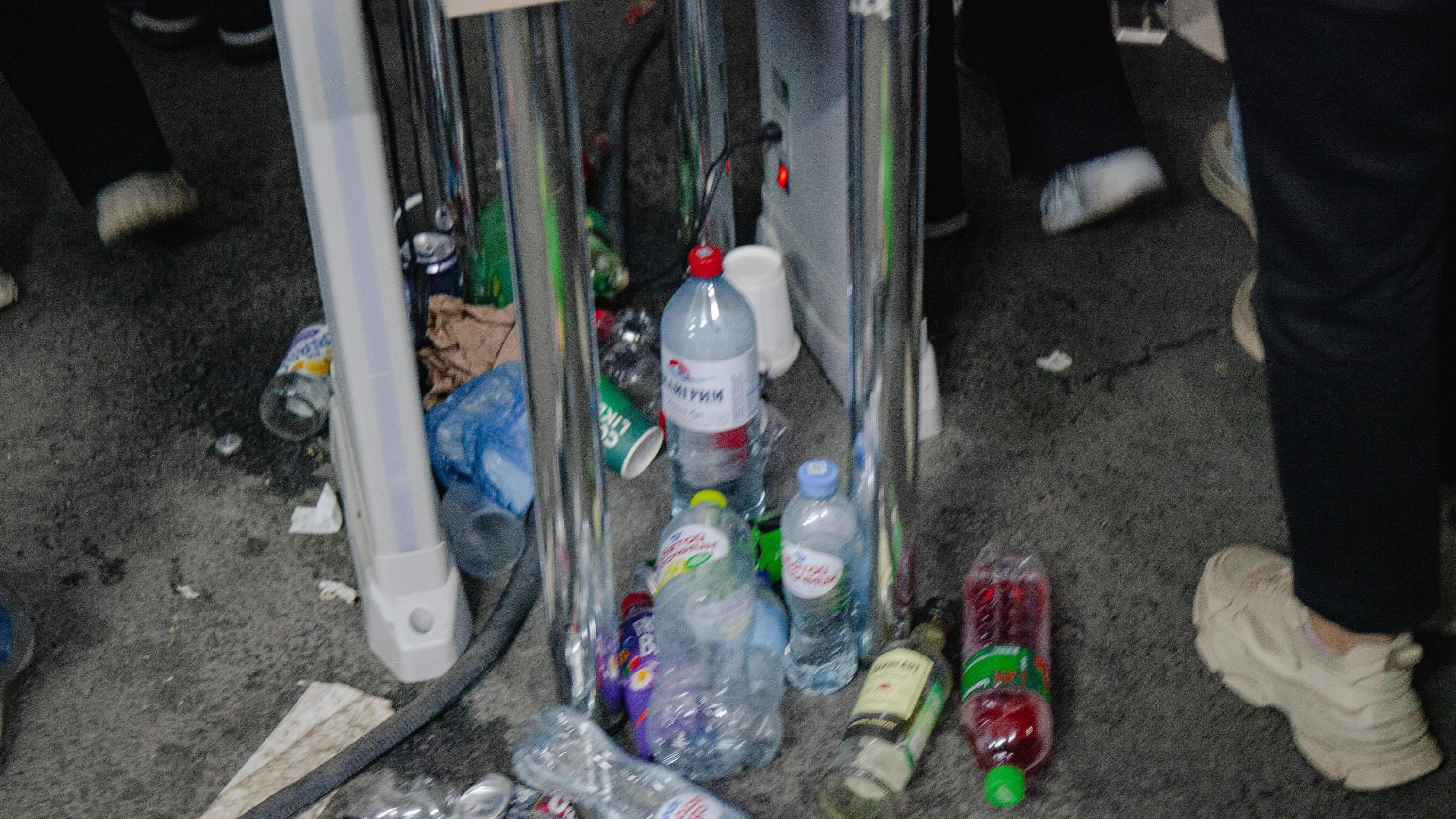 «Клопы, мешки с отходами и жуткая вонь». В Ханты-Мансийске обнаружили квартиру «мусорщиков»