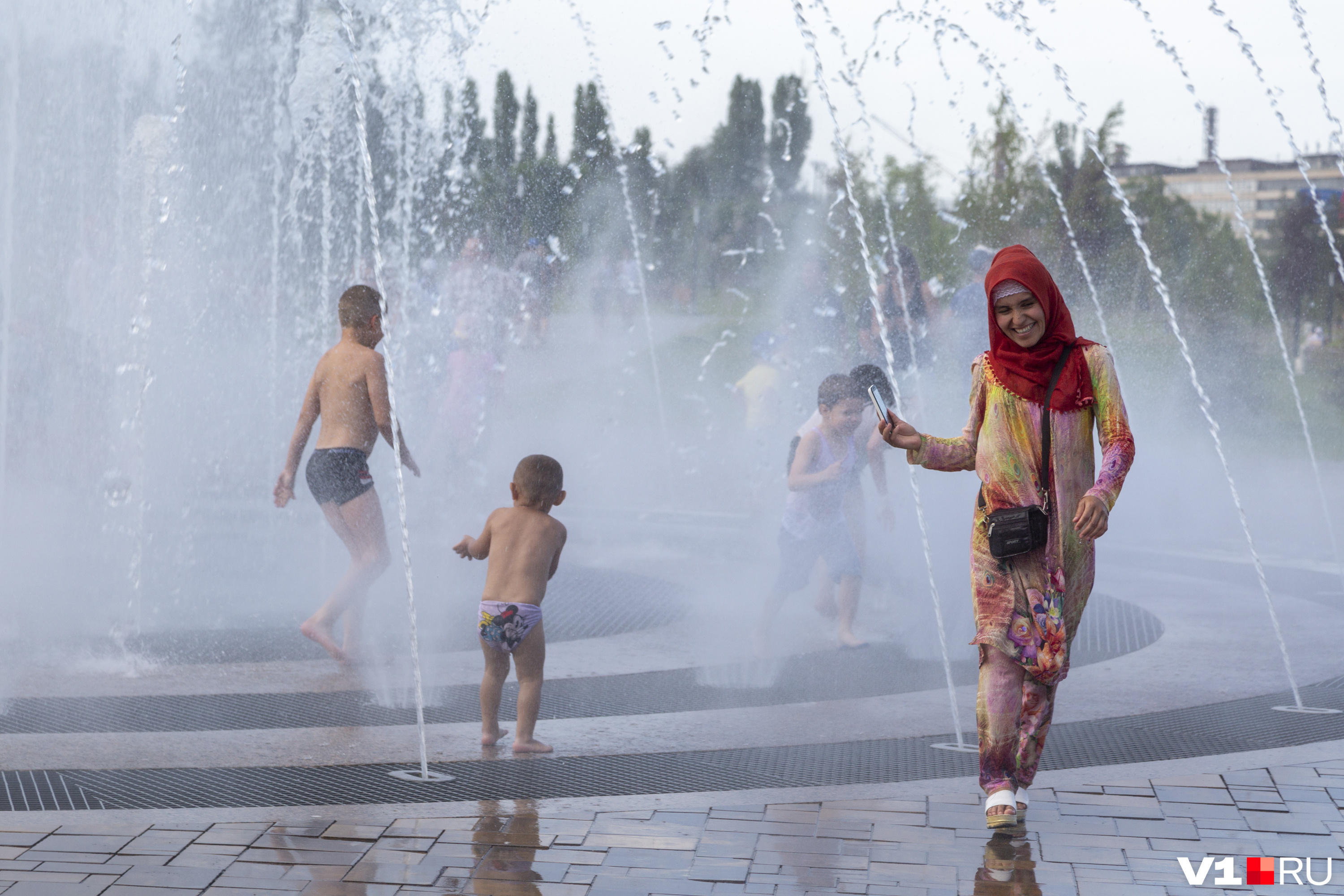Резвиться у волгоградских фонтанов нравится и взрослым, и детям
