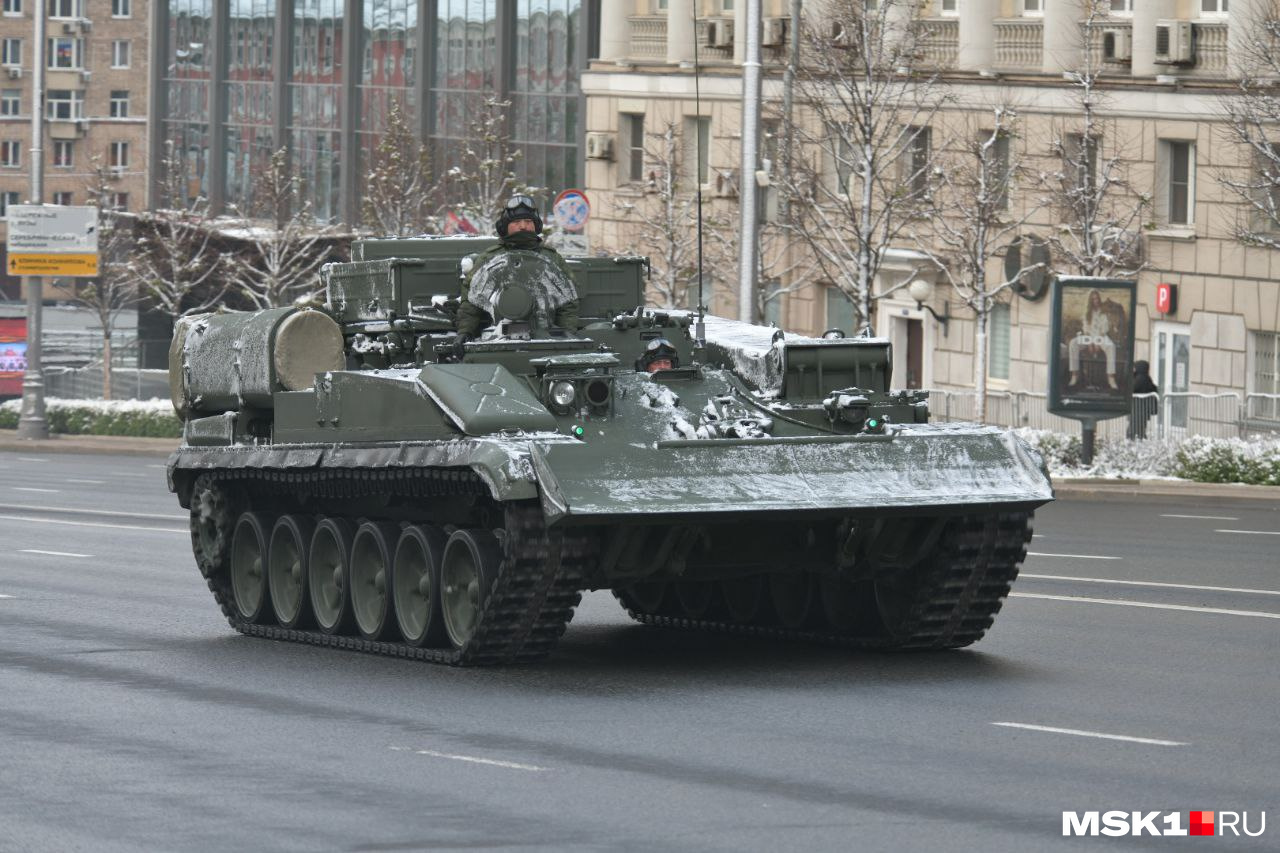 Танки в городе и перекрытые улицы. Как в Москве празднуют День Победы: онлайн-репортаж