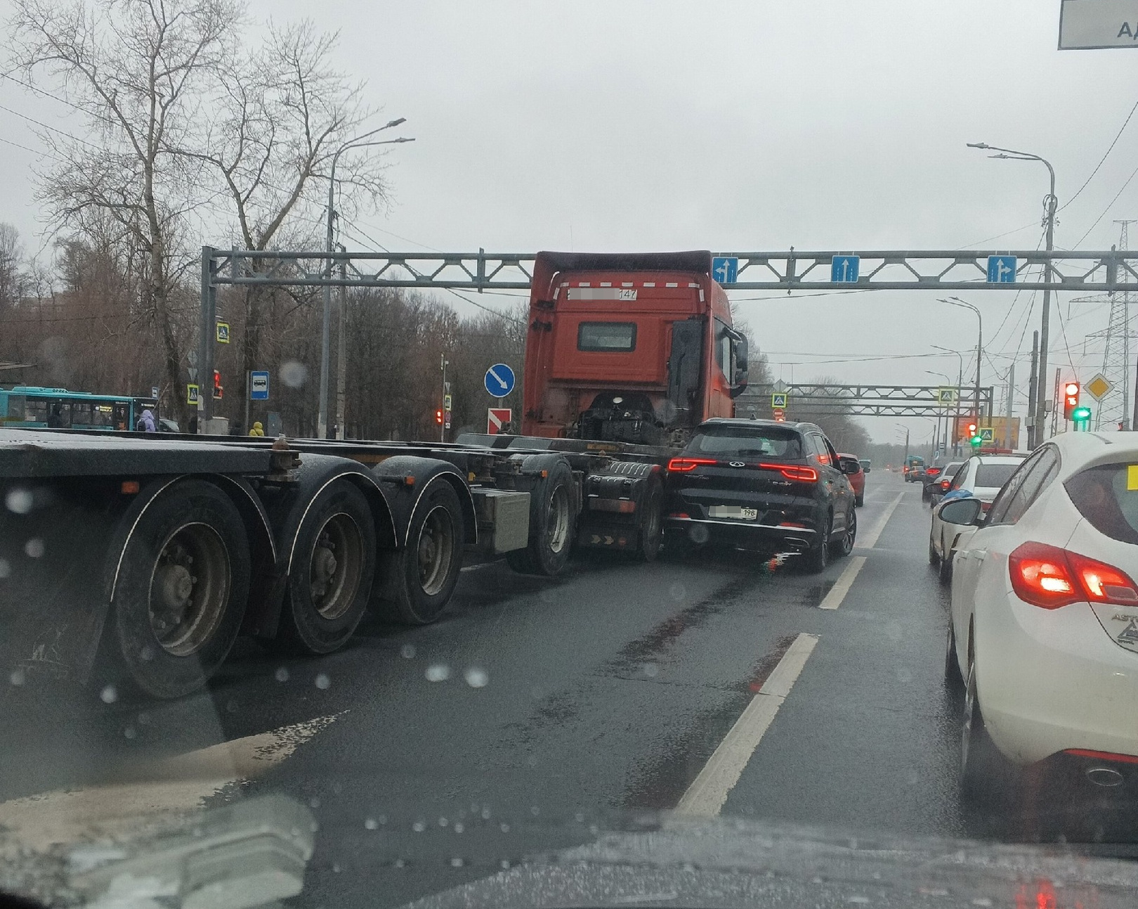 Фото и видео: день жестянщика из-за снегопада в Петербурге - 3 апреля 2024  - ФОНТАНКА.ру