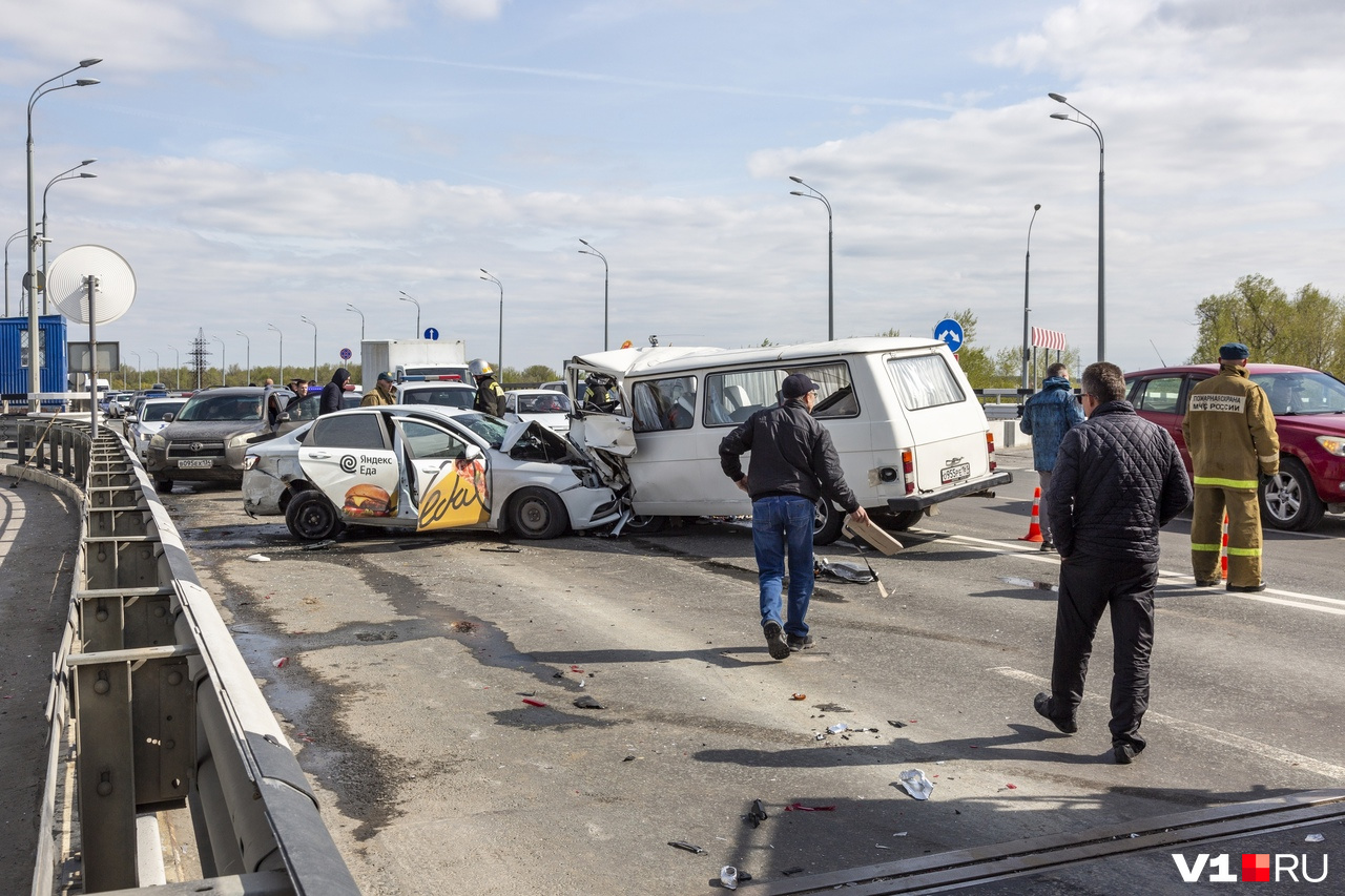 Новости волгограда 11 апреля. Фото аварий автомобилей. Авария на мосту через Волгу.