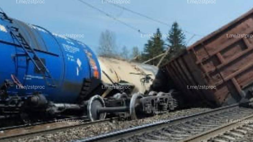 Под Красноярском пять грузовых вагонов сошли с рельсов — видео последствий. Вагоны буквально свалены в кучу