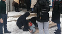 Ударилась спиной: в Самаре у ТЦ упала женщина