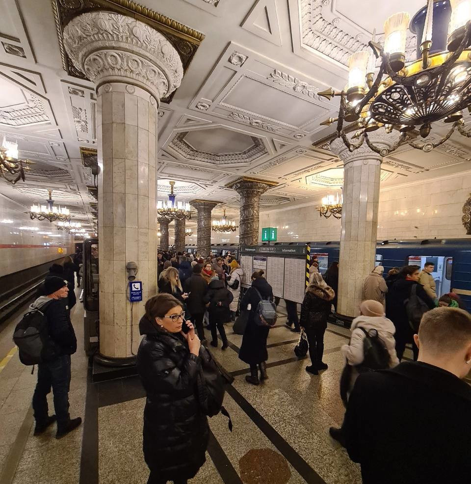 Станция метро балтийская. Станция метро василеостровская спб. Станция метро василеостровская санкт-петербург. Станция метро балтийская санкт-петербург. Станция балтийская закрыта.
