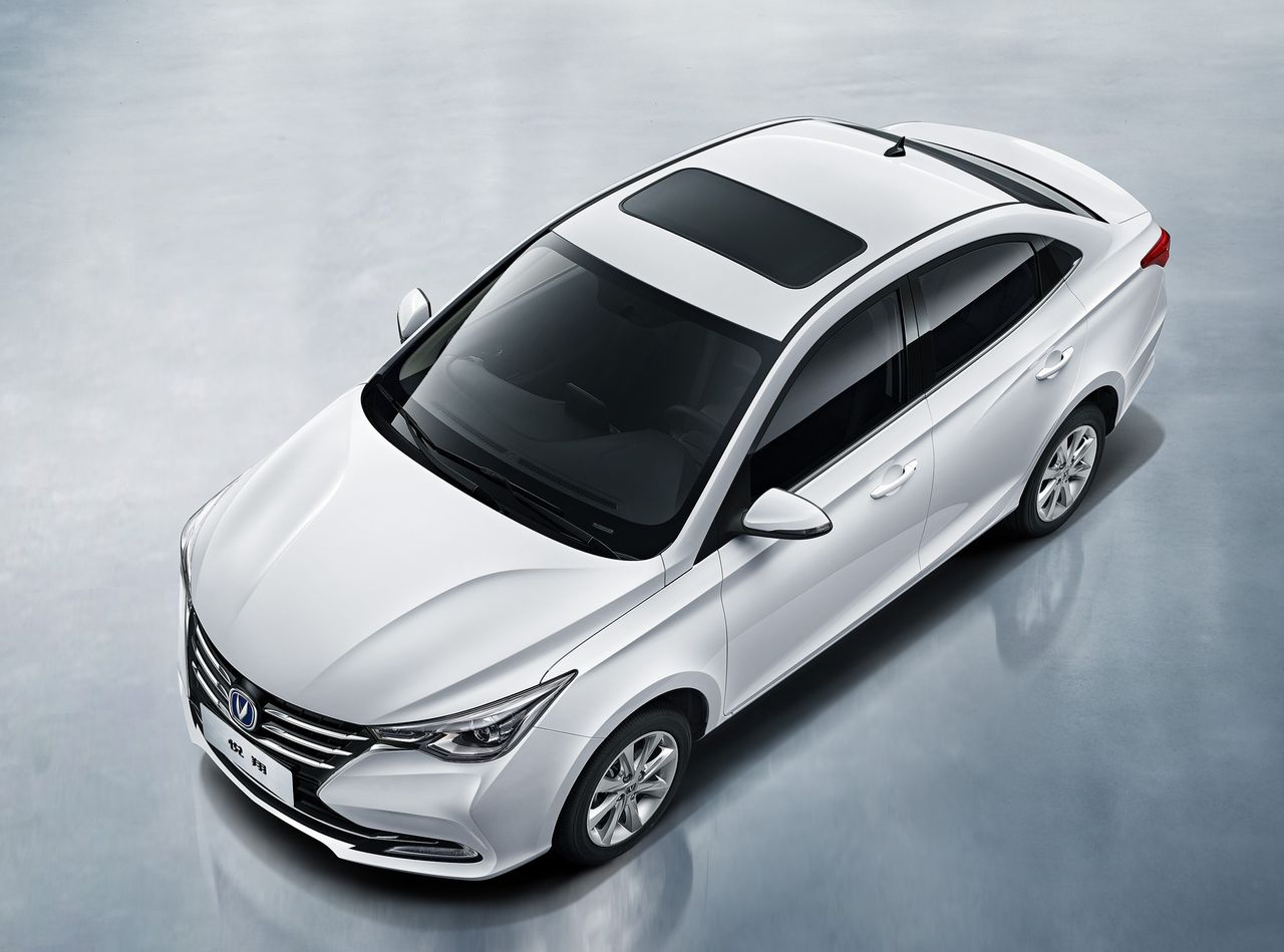 Changan Alsvin в базовой версии стоит менее 1,7 миллиона рублей, что делает его конкурентом топовым Lada Vesta. Но в остальном китайцы не спешат бросать вызов АВТОВАЗу: для этого нужно мощное местное производство и преференции Правительства РФ. А еще — долгосрочная уверенность в будущем Changan Alsvin в базовой версии стоит менее 1,7 миллиона рублей, что делает его конкурентом топовым Lada Vesta. Но в остальном китайцы не спешат бросать вызов АВТОВАЗу: для этого нужно мощное местное производство и преференции Правительства РФ. А еще — долгосрочная уверенность в будущем