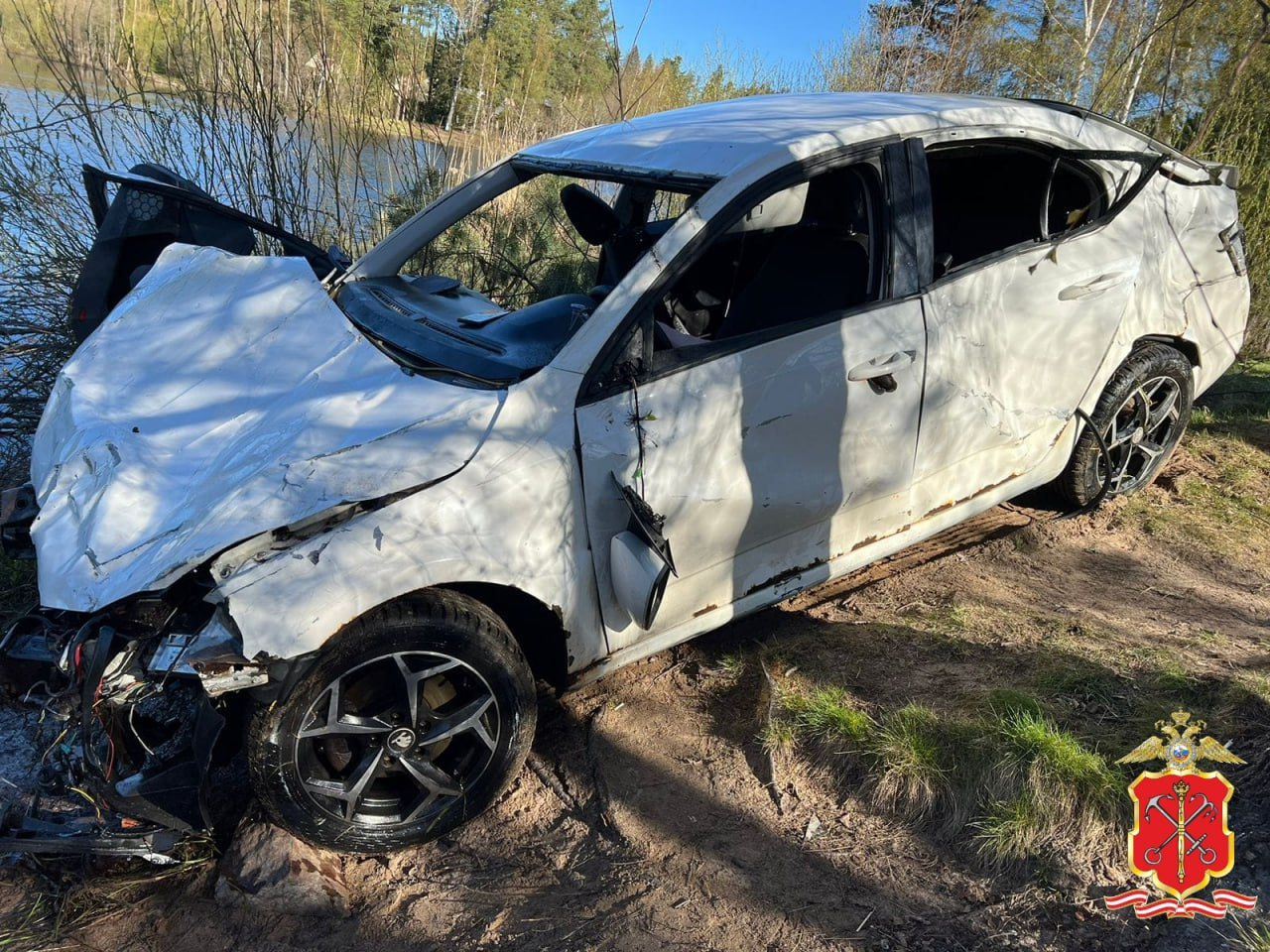 Полиция показала фото белой «Шкоды», в которой утонули подростки в Рощино -  12 мая 2024 - ФОНТАНКА.ру