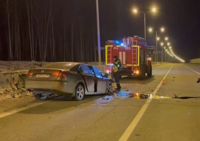 В Екатеринбурге иномарка влетела в ограждение. Водитель и пассажир погибли на месте