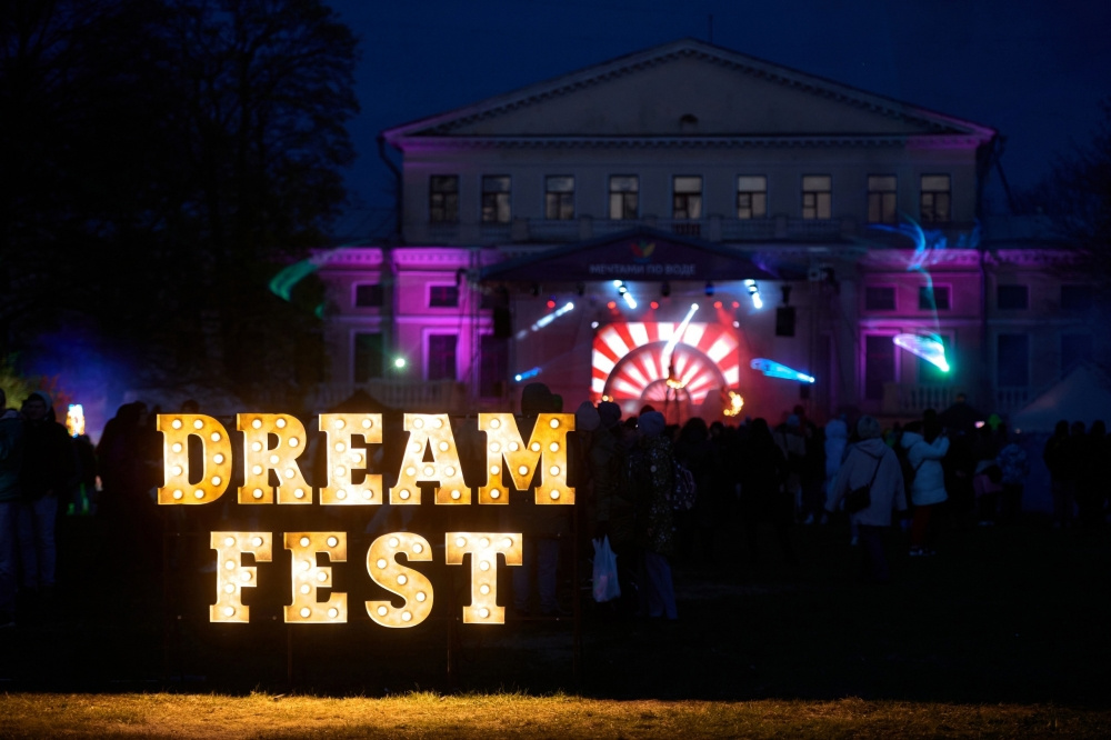 DreamFest-2023 в Юсуповском саду: огненно-световое шоу и атмосфера волшебства в сопровождении оркестра