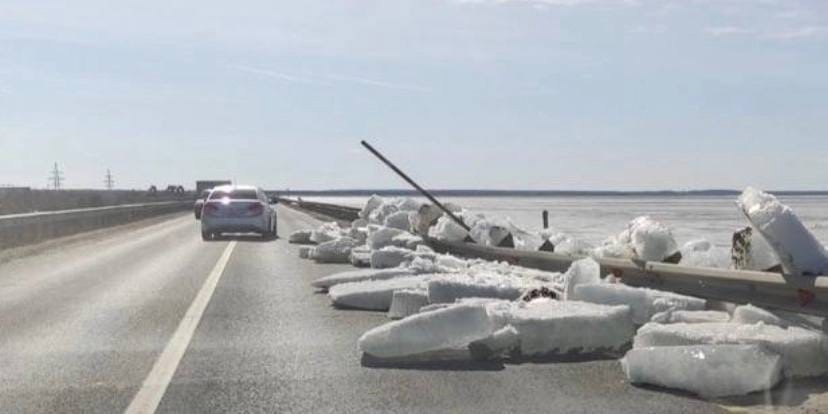 «На трассу глыбы выдавило»: нижегородцы встряли в пробке на дамбе из-за ледохода на Горьковском море